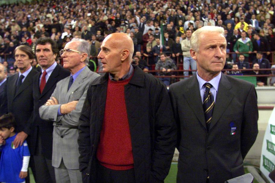 Sfilata di ct dell’Italia: da destra Giovanni Trapattoni, Arrigo Sacchi, Azeglio Vicini, Dino Zoff e Cesare Maldini (Ap)